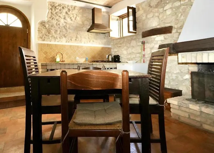 Il Minotauro A 5 Minuti Da Popoli Отель типа 